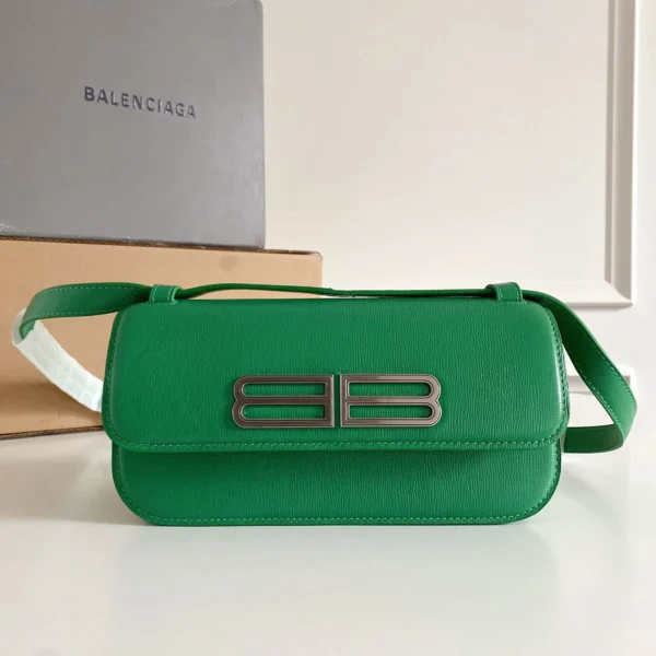 Crossbody Size: 23.5×12.4×10.4cm