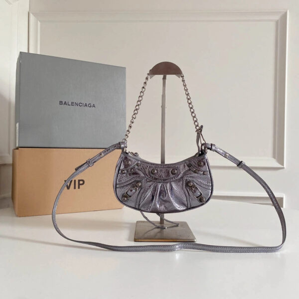 Crossbody bag Size: 20*11*4CM