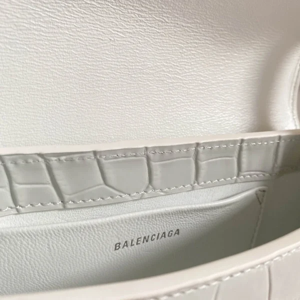 Underarm bag Size: 27*25.5*4.8cm